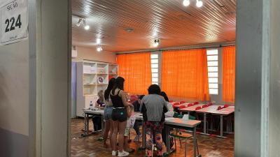 VotaÃ§Ã£o na Escola Dr. Leocadio JosÃ© Correia flui dentro do programado